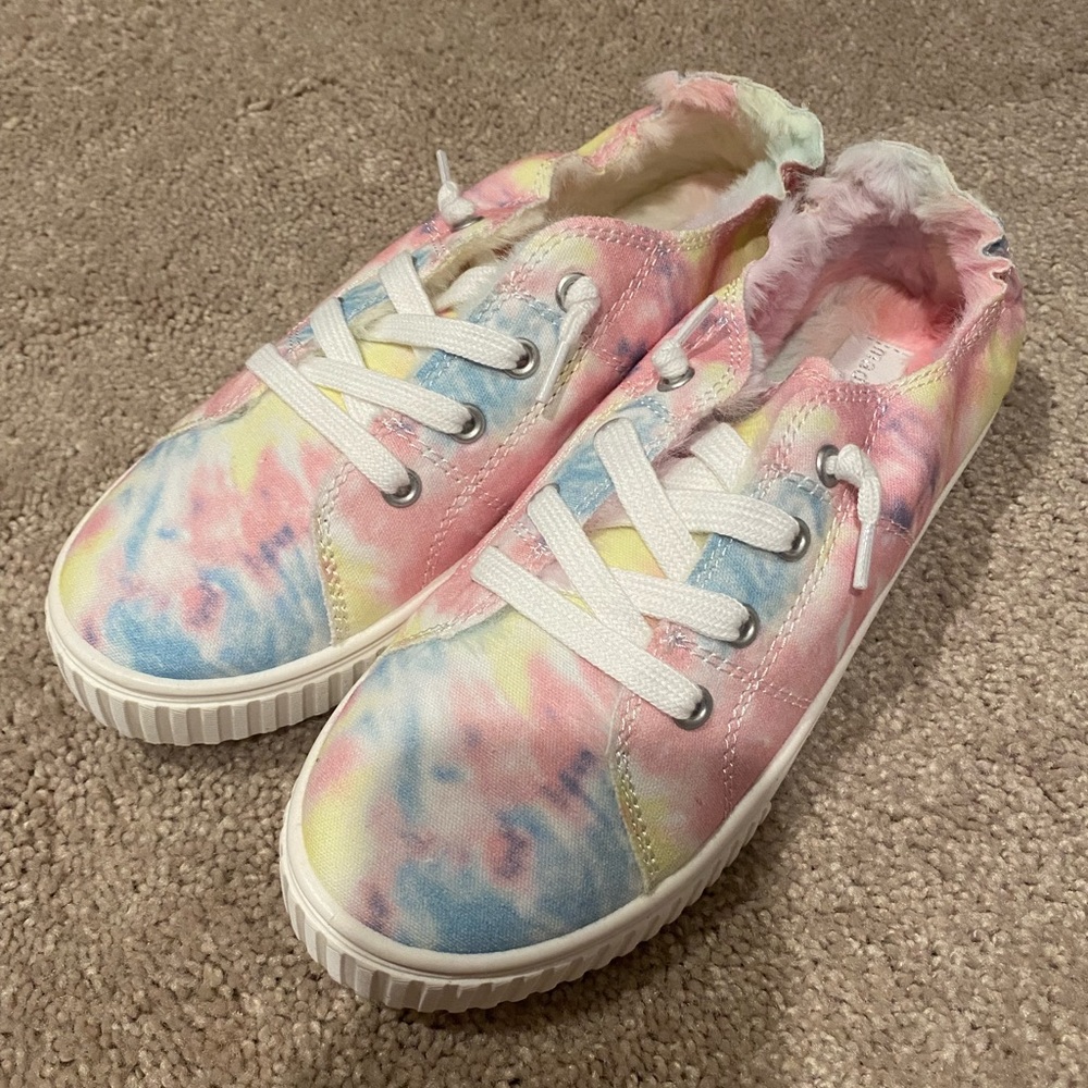 Madden Girl Faux-Fur sneakers